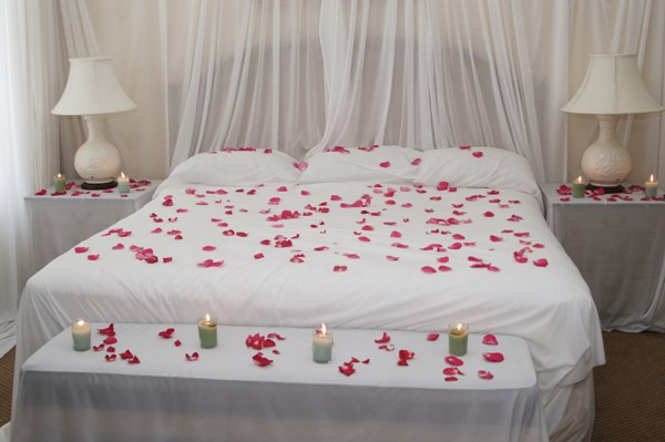 Romantik Untuk Suaminya Di Rumah Idea Petang Romantis Hiasan Katil Tradisional Dengan Kelopak Mawar