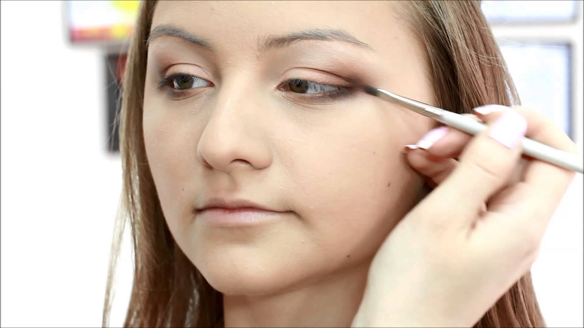 Çıkıntılı göz kapağı - düzeltme ve makyaj Çıkıntılı göz kapağı - düzeltme ve makyaj