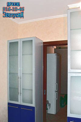 Perancangan Dan Reka Bentuk Dalaman Dapur Dalam Gambar Beri Perhatian Kepada Kabinet Kaca Besar Di Kedua Dua Belah Pintu Ke Dapur